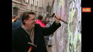 Anniversario caduta muro Berlino, le immagini dell'epoca con picconate dei tedeschi