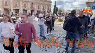 Licenze taxi, la protesta dei sostituti alla guida in Campidoglio. Le immagini