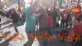 Manifestazione Pd, Piazza del Popolo inizia a riempirsi e si balla "Romagna mia"