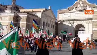Manifestazione Pd, Piazza del Popolo inizia a riempirsi con bandiere dem e arcobaleno