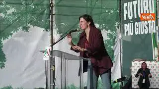 Manifestazione Pd, Schlein irrompe a sorpresa sul palco: "Grazie per la partecipazione"