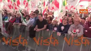 Manifestazione del Pd a Roma, piazza del Popolo canta Bella Ciao