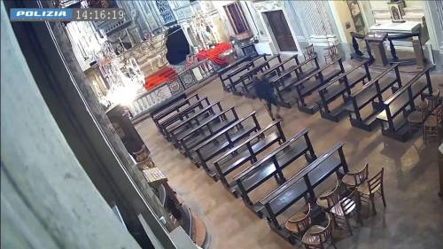 Marocchino distrugge i crocefissi nelle chiese di Alessandria