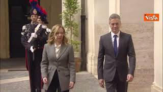 Meloni e il Primo Ministro Golob a Palazzo Chigi, siparietto tra i due per la stretta di mano