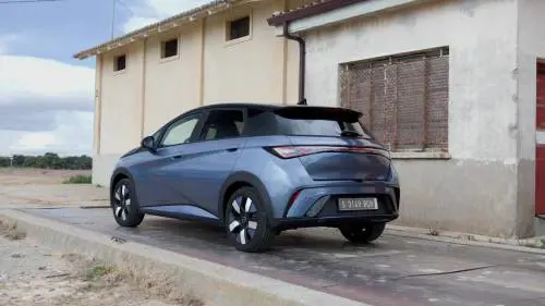 BYD Dolphin, la nostra prova su strada: guarda il video