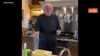 Anthony Hopkins balla mentre cucina, il video postato sui social