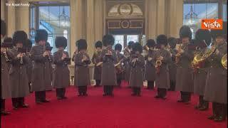 Carlo III compie 75 anni, la banda suona "Tanti auguri"