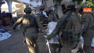 Soldati di Israele consegnano aiuti umanitari all'ospedale di Shifa