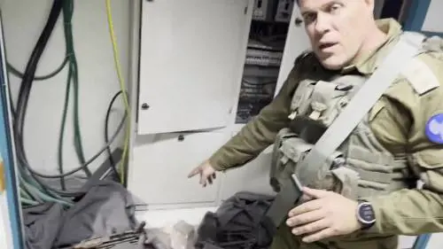 Il portavoce delle Idf mostra le prove trovate all'interno dell'ospedale Al-Shifa