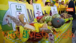 Ddl carne sintetica, presidio Coldiretti a via del Corso a Roma: Frankenstein nel piatto? No grazie