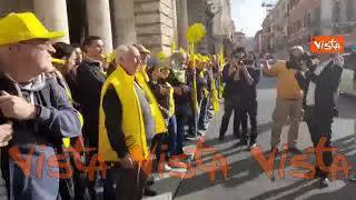 Cori di Coldiretti contro Della Vedova (+Europa) dopo lo scontro con il presidente Prandini