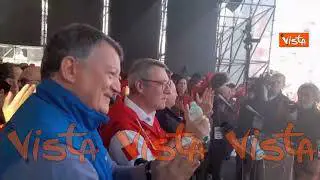 "Bella ciao" chiude la manifestazione di Cgil e Uil a Roma. Landini e Bombardieri battono le mani