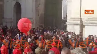 Momenti di paura alla manifestazione Cgil e Uil, fatte esplodere bombe carta in piazza del Popolo