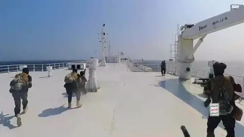 Gli Houthi dirottano una nave affiliata ad un miliardario israeliano nel mar Rosso