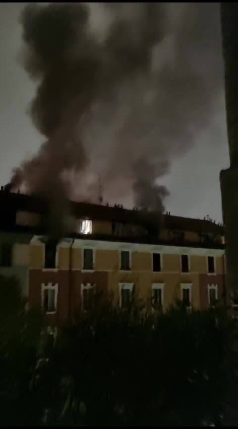 L'incendio scoppiato in un appartamento di Milano