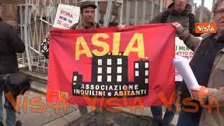 Diritto all'abitare, i movimenti per la casa protestano davanti alla sede di Legacoop, le immagini