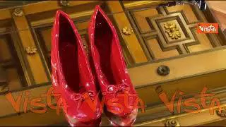 Violenza sulle donne, le scarpette rosse al centro del Transatlantico in Senato