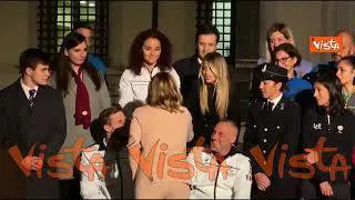 L'abbraccio tra Bebe Vio e Meloni dopo la cerimonia contro la violenza sulle donne a Palazzo Chigi