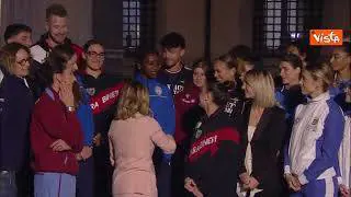 Meloni stringe mani per salutare gli atleti dopo la cerimonia a Palazzo Chigi