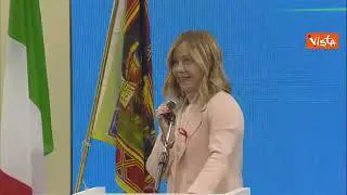 Inconveniente per la premier Meloni, il microfono troppo alto: "Il destino delle persone basse"