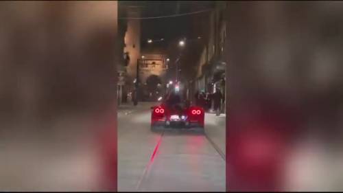 Ultima follia a Milano: al cellulare seduto su una Ferrari