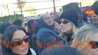 Anche Chiara Ferragni in piazza contro la violenza sulle donne a Milano