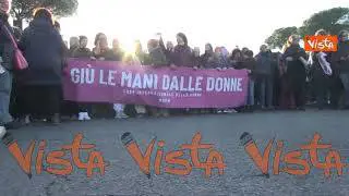 La bandiera della Palestina sventola alla manifestazione contro la violenza sulle donne a Roma