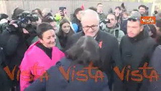 L'abbraccio tra Schlein e Gualtieri alla manifestazione "Non una di meno" a Roma