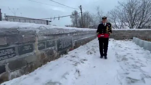 Gli attaché militari delle ambasciate Usa e Uk in Russia rendono omaggio ai caduti del Novecento