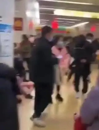 Code e ospedali al collasso: in Cina boom di malattie respiratorie