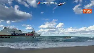 Nave arenata davanti a Milazzo in Sicilia in corso le operazioni della Guardia Costiera