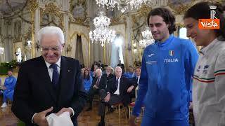 Mattarella riceve in dono maglia con autografi azzurri da capitani Nazionali atletica