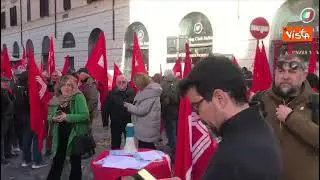 Fratoianni al presidio per il diritto alla casa a Piazza Santi Apostoli