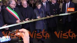 Gualtieri inaugura le luminarie di via Condotti con la banda dei Carabinieri, le immagini