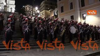 La banda dei Carabinieri suona l'inno di Mameli in Piazza di Spagna
