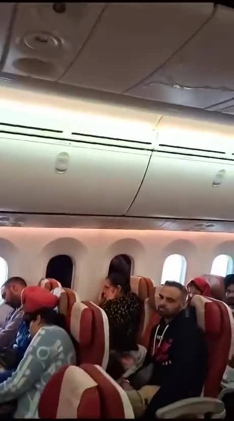 L'acqua che gocciola dalle cappelliere: le immagini dal volo Air India