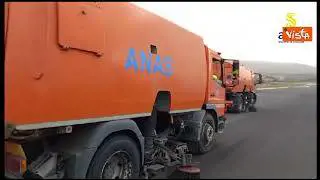 Ripulita da cenere lavica  dell'Etna pista aeroporto Reggio Calabria con le spazzatrici Anas