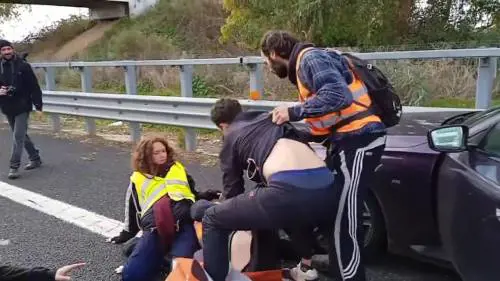 Roma, il blocco dei ragazzi di Ultima Generazione: due rischiano di essere investiti
