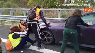 Ultima Generazione occupa Roma-Civitavecchia, automobilista forza blocco e quasi investe attivisti