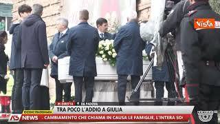 L'applauso per l'arrivo del feretro di Giulia Cecchettin alla Basilica di Santa Giustina a Padova