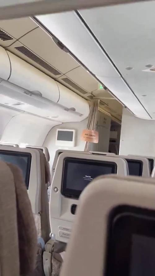 L'areo della China Eastern Airlines vibra dopo il guasto al motore: il video choc