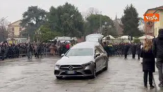 Funerali di Giulia Cecchettin a Padova, l'arrivo del feretro tra gli applausi