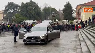 Il silenzio all'arrivo del feretro di Giulia Cecchettin per i funerali a Padova