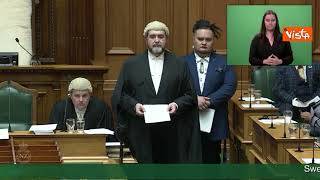 Il politico maori danza l'haka prima del giuramento a Re Carlo III