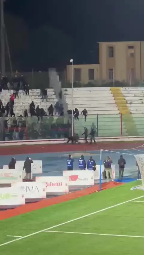 Scontri tra tifosi di Casertana e Foggia: fumogeni e bombe carta, poi la rissa