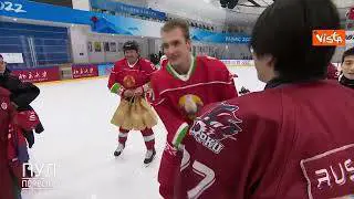 Lukashenko gioca a Hockey con la squadra dell'Università di Pechino durante la sua visita in Cina
