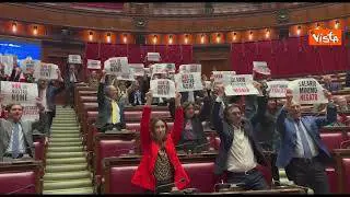 Salario minimo, è bagarre in Aula. Opposizione grida "vergogna" e mostra cartelli: "Non in mio nome"