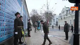 Zelensky depone una corona al memoriale dei caduti a Kiev