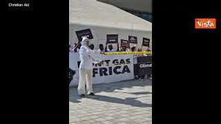 Cop28, attivisti simulano una scena di un crimine contro l'ambiente