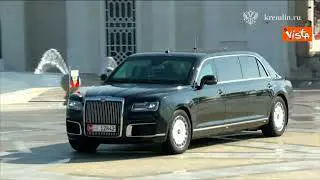 Putin ad Abu Dhabi, accolto da colpi artiglieria e aerei acrobatici con tricolore russo